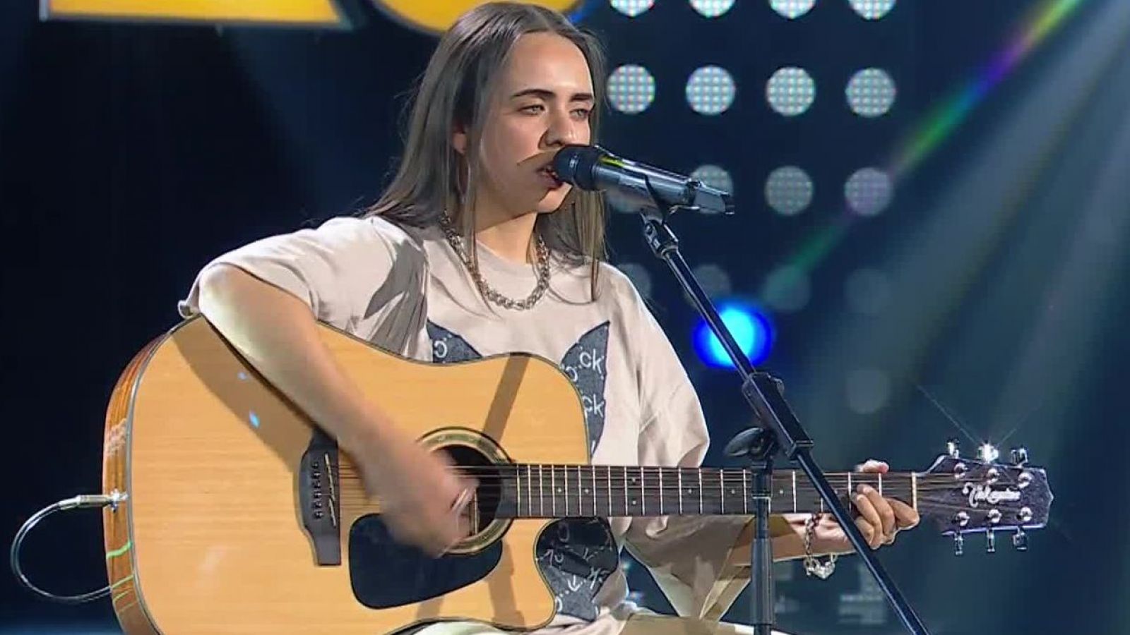 Billie Eilish emociona con una versión acústica
