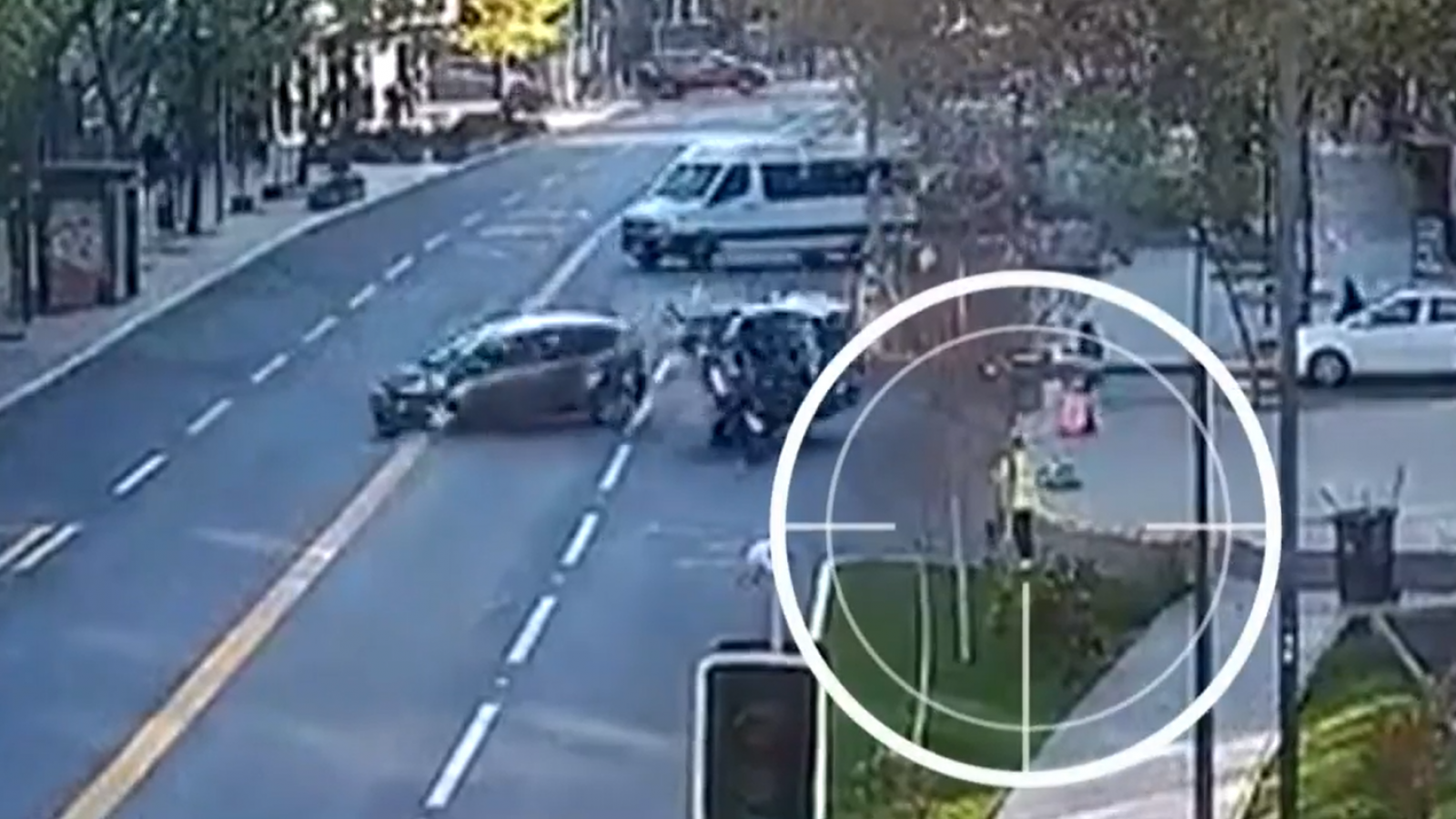 Impactante video: Trabajador municipal salva de milagro de ser aplastado tras choque en Providencia
