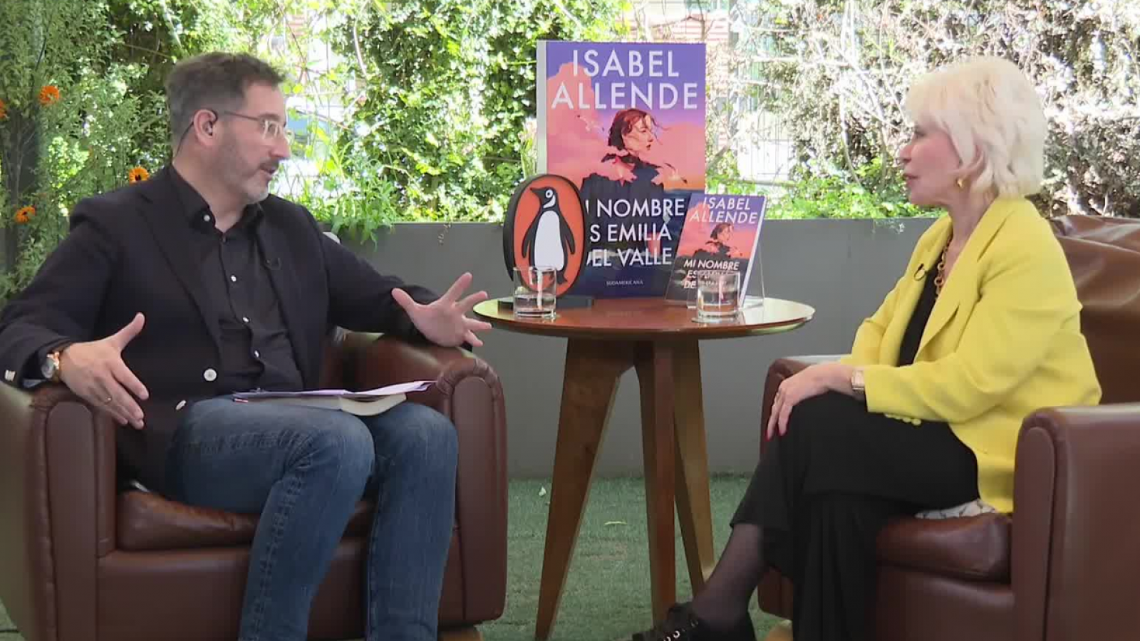 La escuchó en la radio: la insólita historia de amor de Isabel Allende
