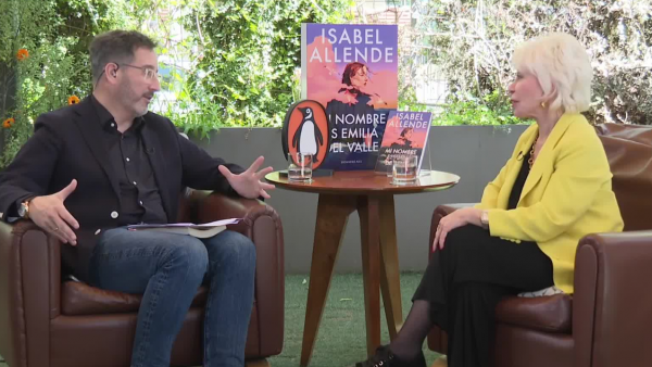 La escuchó en la radio: la insólita historia de amor de Isabel Allende

