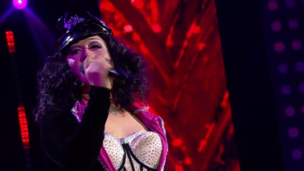 Cher convirtió el escenario de Mi Nombre Es en un cabaret

