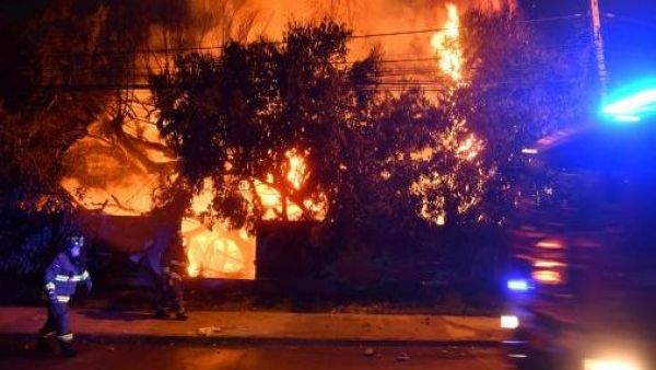 Banderazo de hinchas de la U provocó incendio en exterior de hotel en La Serena
