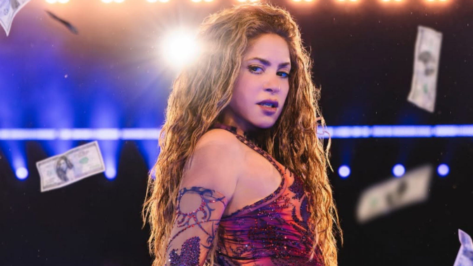 Shakira es criticada por colaborar con cantante que es acusado de filtrar video íntimo de expareja
