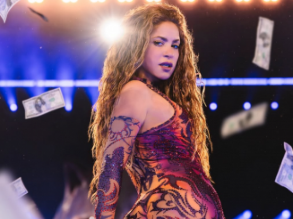 Shakira es criticada por colaborar con cantante que es acusado de filtrar video íntimo de expareja