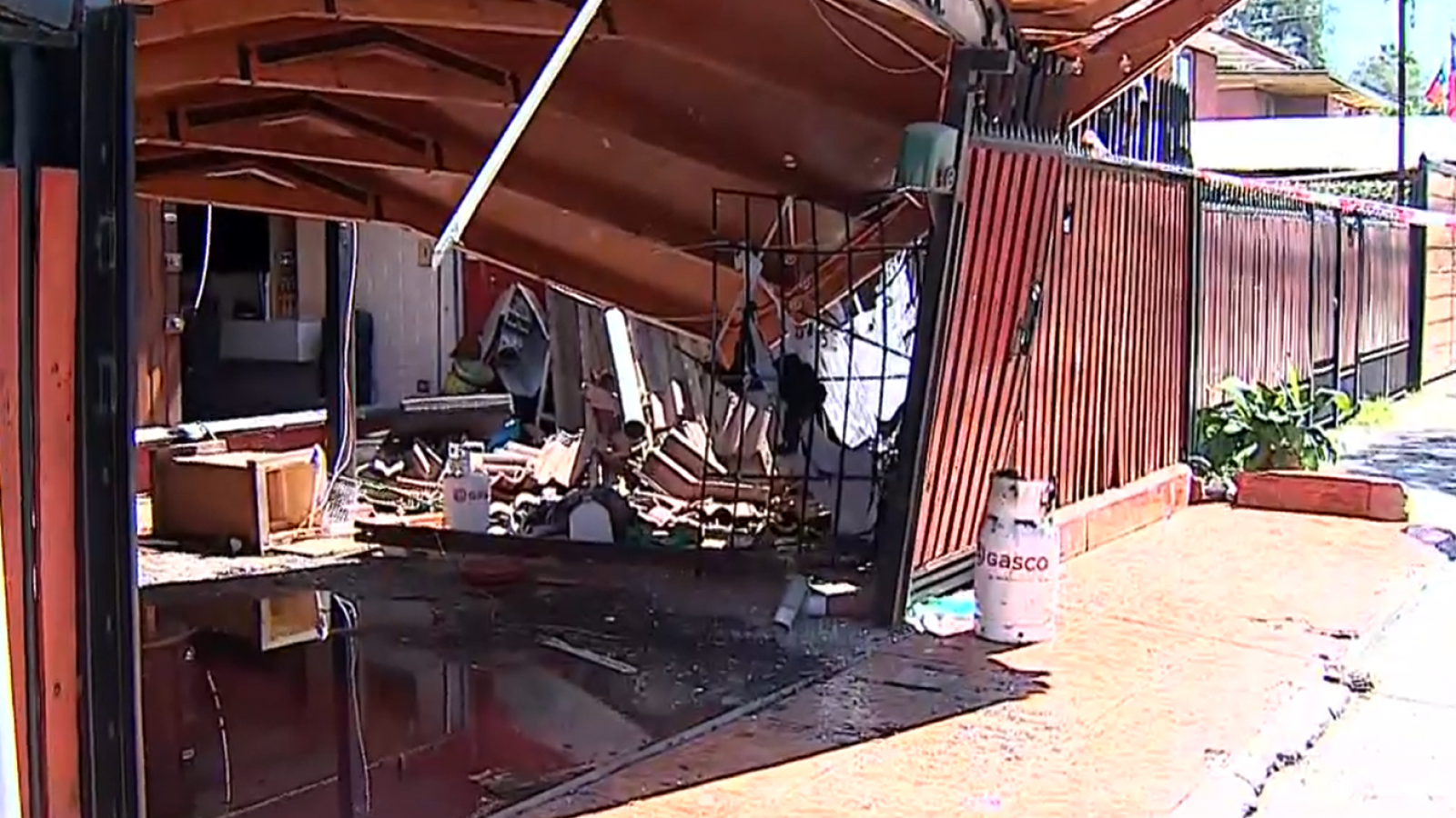 Impactante video: Registran el momento exacto de la explosión de casa por fuga de gas en Pudahuel
