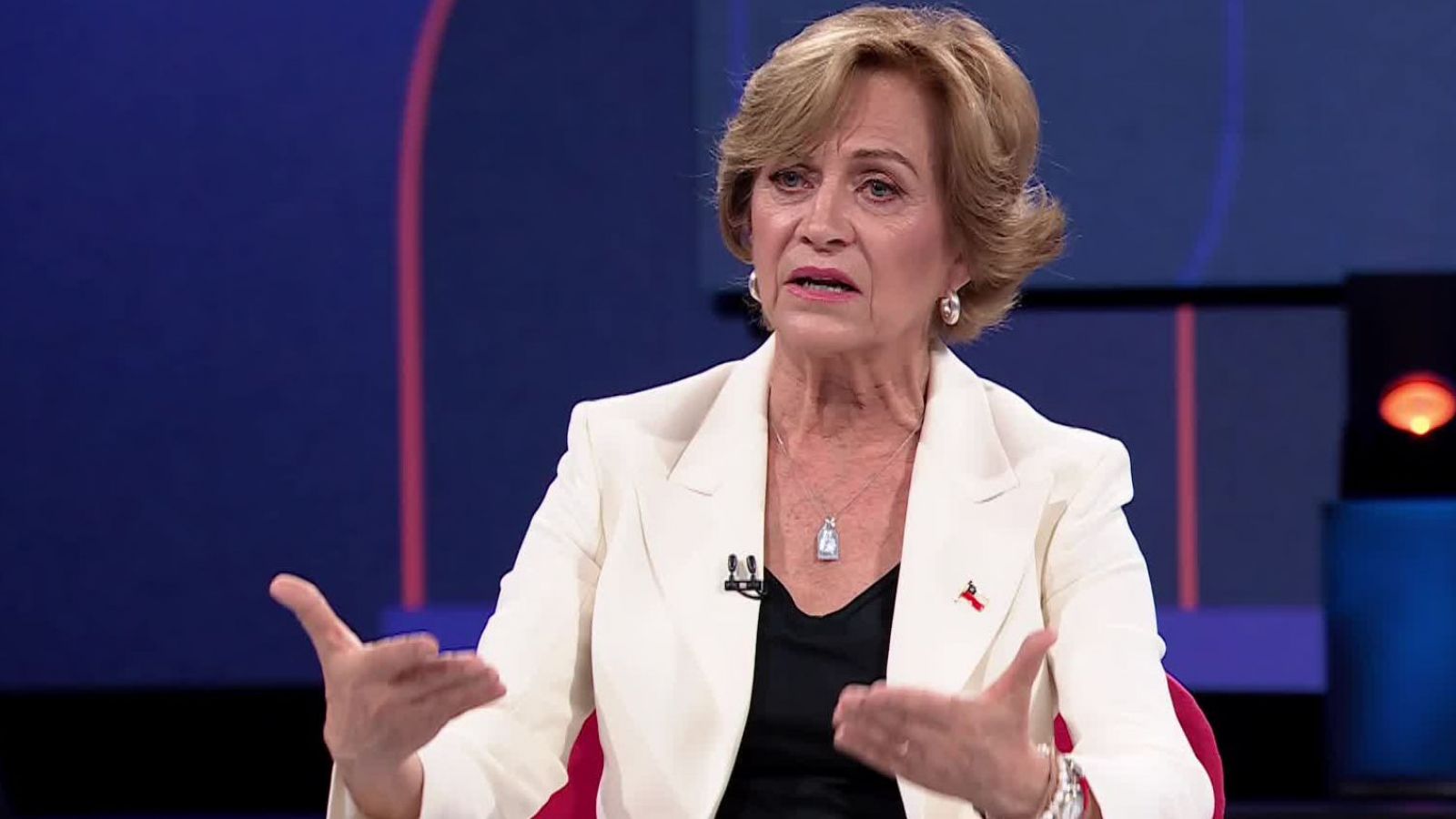 Matthei sobre visa de trabajo para migrantes: "No estoy dispuesta a regularizar"

