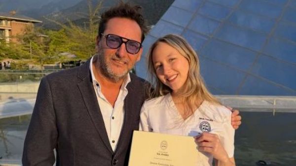 <p>ue </p>¡Chochera máxima!: la emoción de Daniel Fuenzalida por la titulación de su hija
