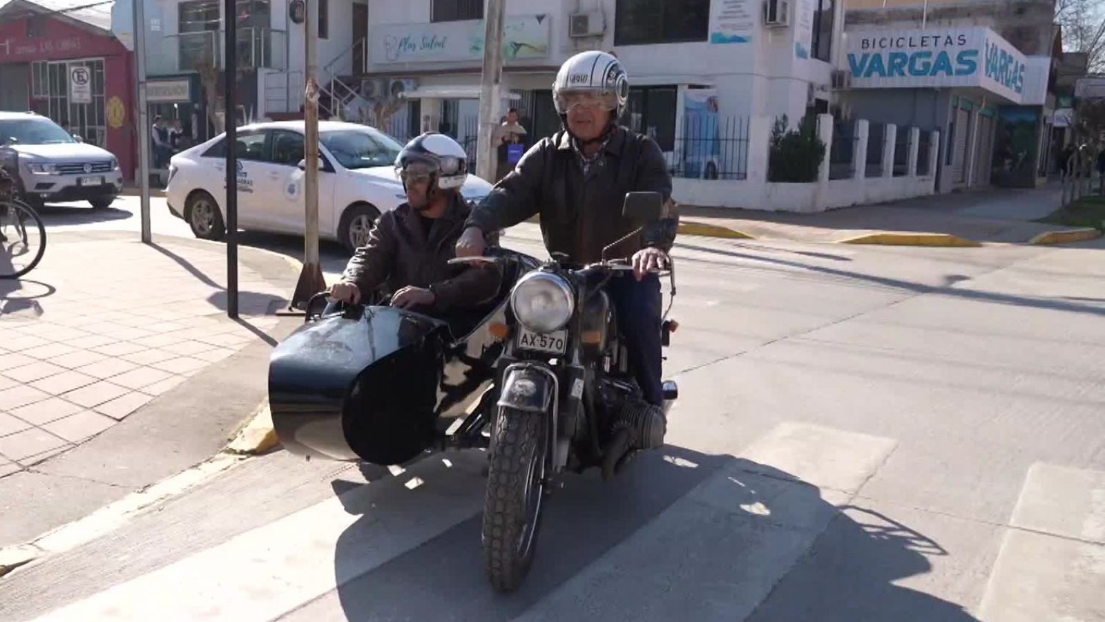 ¿Qué tienen que ver el helado, las motos y el pejerrey? Simón lo descubre en Las Cabras
