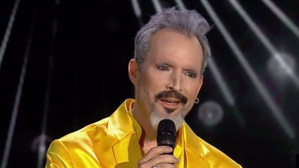 Miguel Bosé emocionó interpretando "Amiga", tras perdida personal
