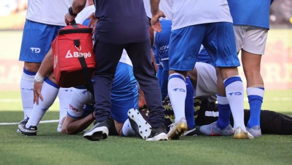 Durante partido de leyendas: Patricio Toledo se desvaneció en medio de la cancha
