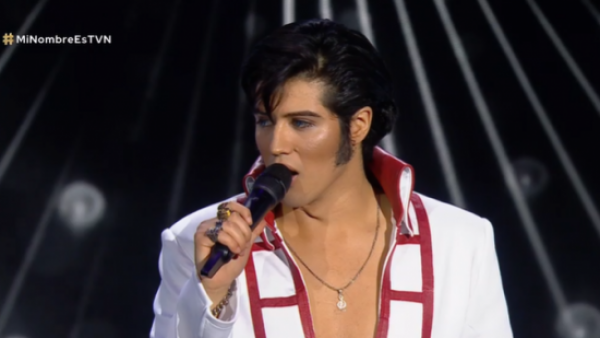 Elvis Presley prende el escenario al cantar "Runaway"
