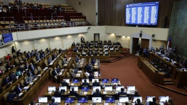 Cámara de Diputados despacha iniciativa que establece sanción por no votar
