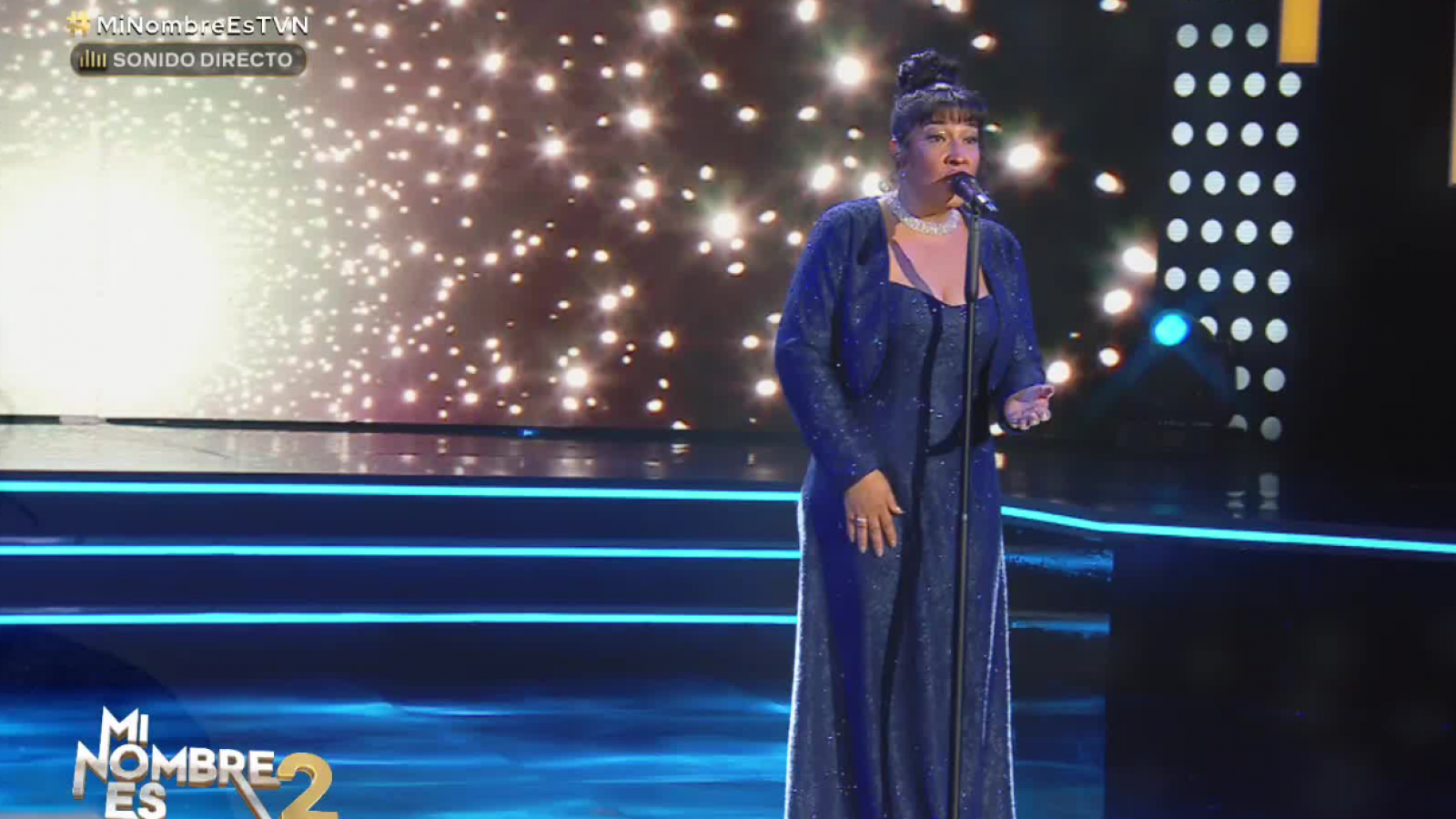 Whitney Houston se presenta con el clásico tema "I will always love you"
