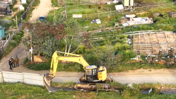 Maquinaria pesada comienza a demoler toma de Quilpué
