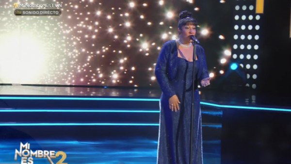 Whitney Houston se presenta con el clásico tema "I will always love you"
