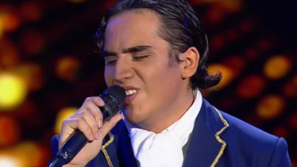 Con solo 16 años: Javier lo da todo como Alejandro Fernández
