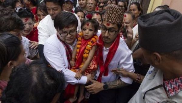 Arya Tara Shakya: la niña de dos años proclamada como la nueva "diosa viviente" de Nepal
