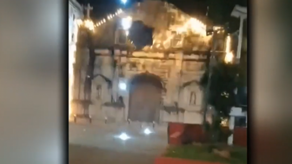 Iglesia se derrumba durante mortal terremoto en Filipinas
