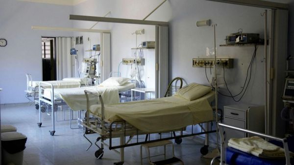 <p>tres camillas en recinto asistencial. </p>Clínica es multada con $27 millones tras exigir pagaré a paciente con quemaduras graves
