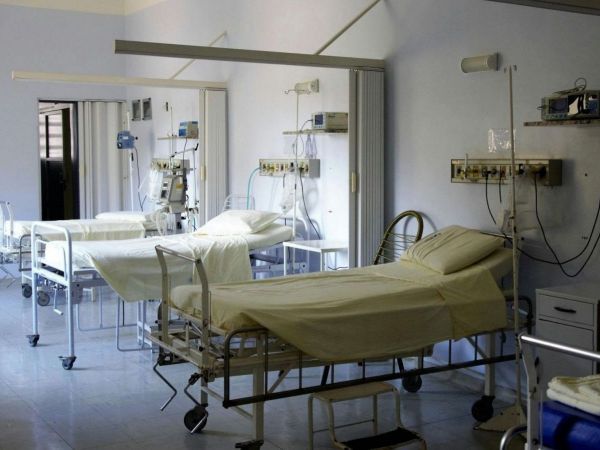 tres camillas en recinto asistencial.