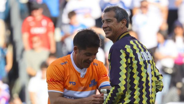 Patricio Toledo y Cristián Álvarez en el partido de despedida de los capitanes de Universidad Católica.
