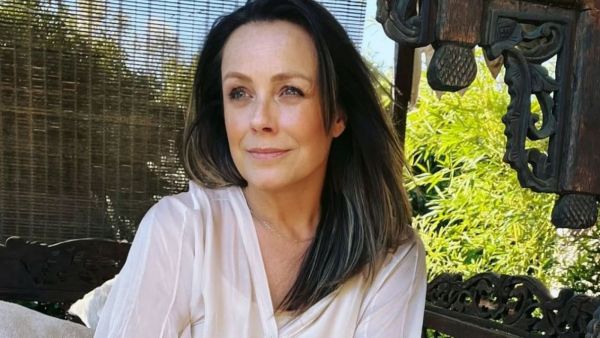 <p>Claudia Conserva sobre un sillón acompañada de abundante vegetación. </p>"Aun así estoy acá": Claudia Conserva confiesa su miedo tras nueva mamografía
