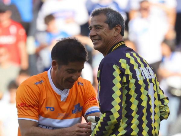 Patricio Toledo y Cristián Álvarez en el partido de despedida de los capitanes de Universidad Católica.