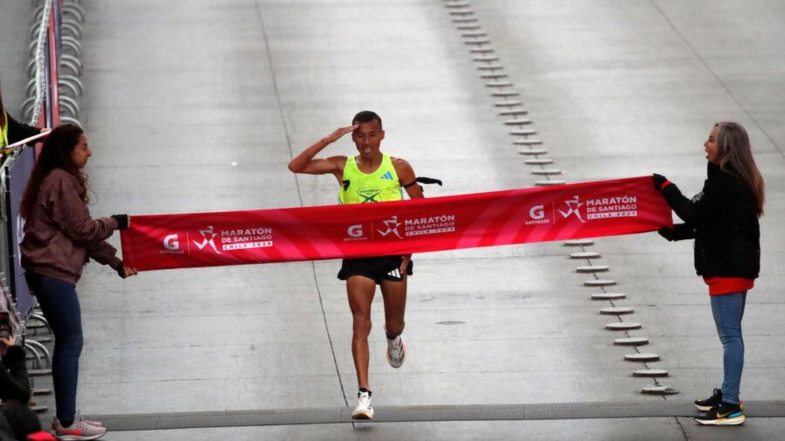 Mauricio Flandez llegando a la meta en el Maratón de Santiago 2024.