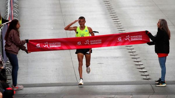 <p>Mauricio Flandez llegando a la meta en el Maratón de Santiago 2024.</p>Grave lesión de Mauricio Flandez lo deja fuera del Puma Maratón de Viña del Mar 2025
