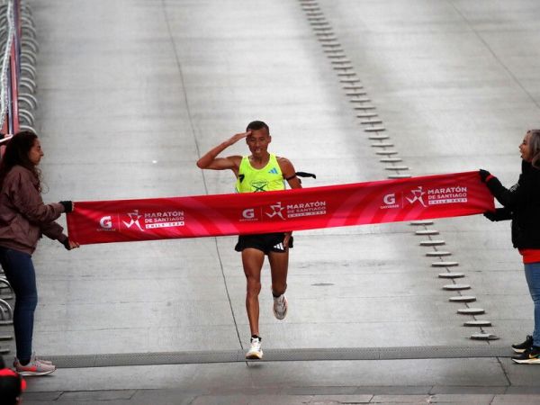 Mauricio Flandez llegando a la meta en el Maratón de Santiago 2024.