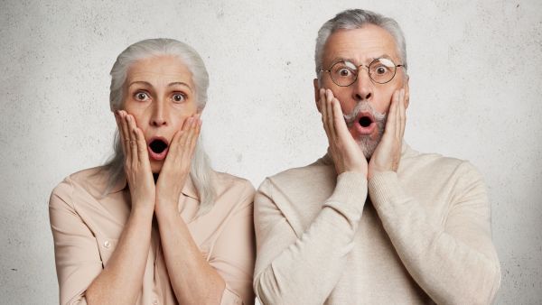 La edad no es el único factor que influye en la aparición temprana de canas, según estudio
