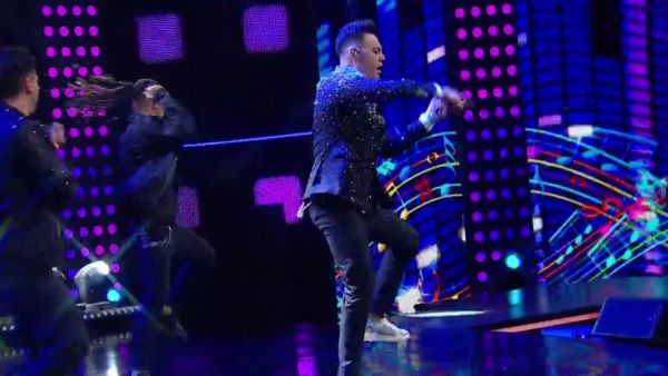 ¡"Jordan y tú" encienden el escenario con su ritmo tropical
