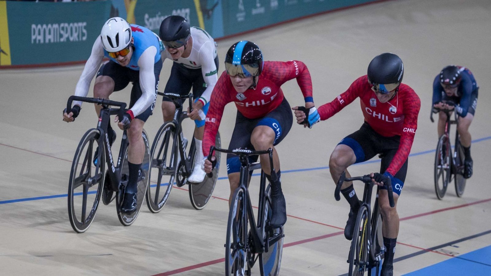 Deportistas Team Chile compitiendo en Ciclismo de Pista.