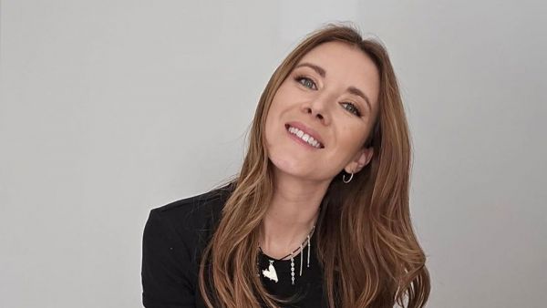<p>Carla Jara con un fondo blanco. </p>"Le mostré mi lado más débil a mi hijo": Carla Jara cuenta dura anécdota que la ayudó a superar su separación
