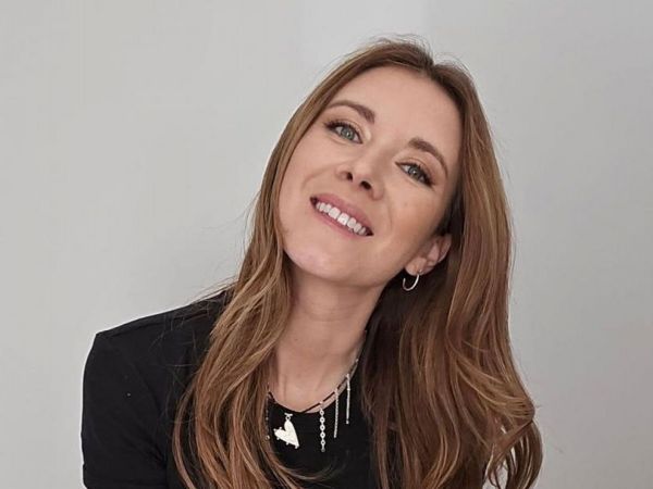 Carla Jara con un fondo blanco.