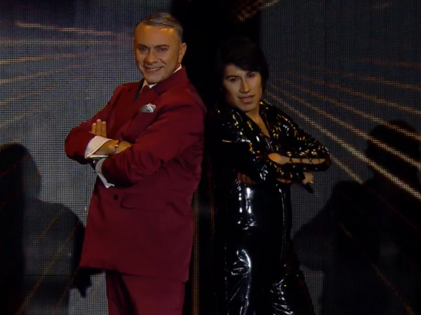 Carlos Gardel, vestido de rojo, y Sandro, traje de negro, se enfrentan en el escenario de Mi Nombre Es