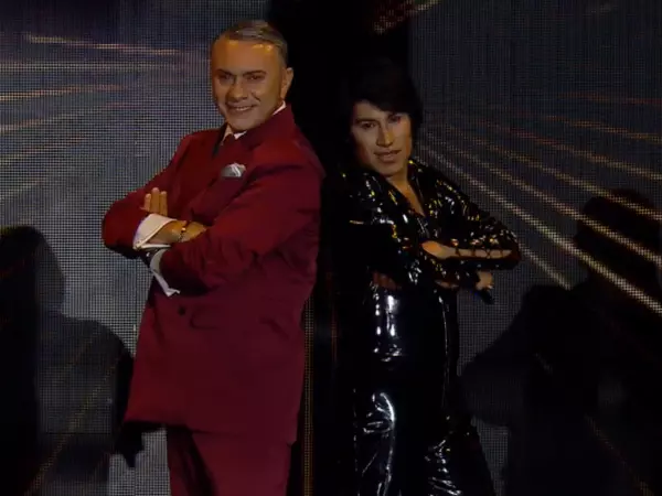 Carlos Gardel, vestido de rojo, y Sandro, traje de negro, se enfrentan en el escenario de Mi Nombre Es