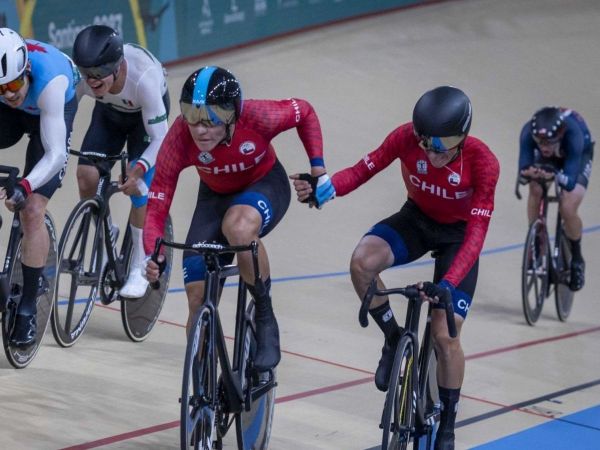Deportistas Team Chile compitiendo en Ciclismo de Pista.
