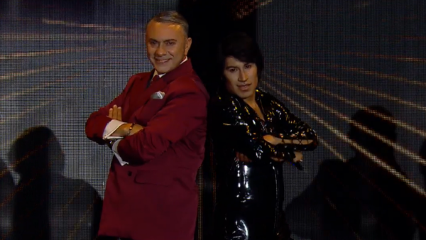 <p>Carlos Gardel, vestido de rojo, y Sandro, traje de negro, se enfrentan en el escenario de Mi Nombre Es</p>Los icónicos Carlos Gardel y Sandro se toman el escenario de "Mi Nombre Es 2"
