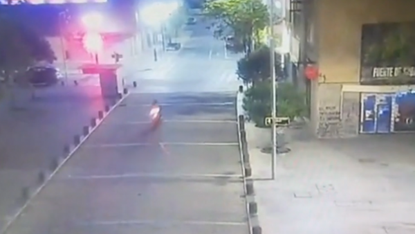 VIDEO: Motochorro queda grave al chocar con una micro en el centro de Santiago
