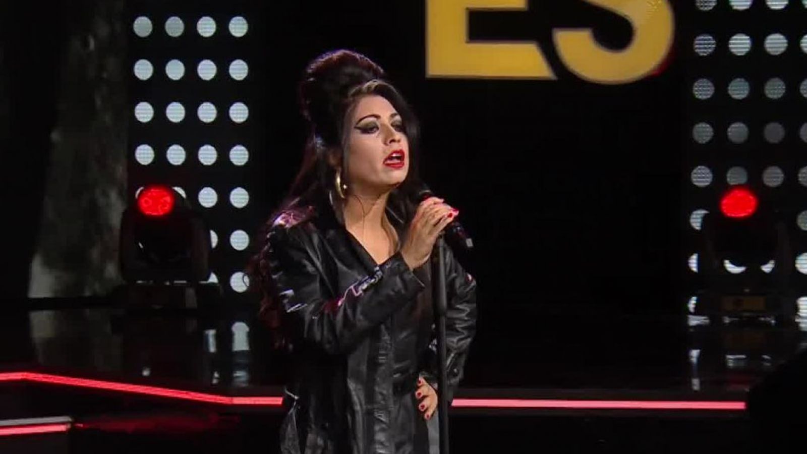 Amy Winehouse pisa fuerte en el escenario, combinando jazz y soul

