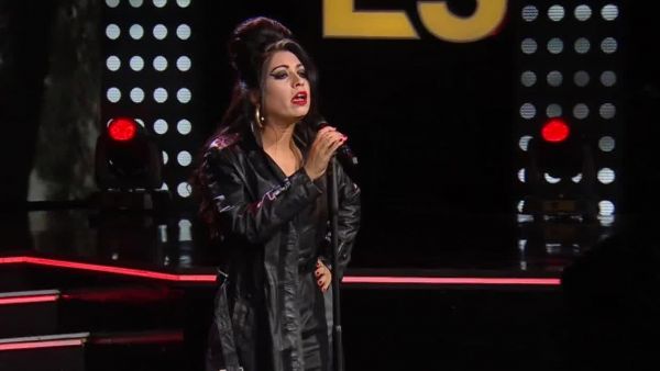 Amy Winehouse pisa fuerte en el escenario, combinando jazz y soul
