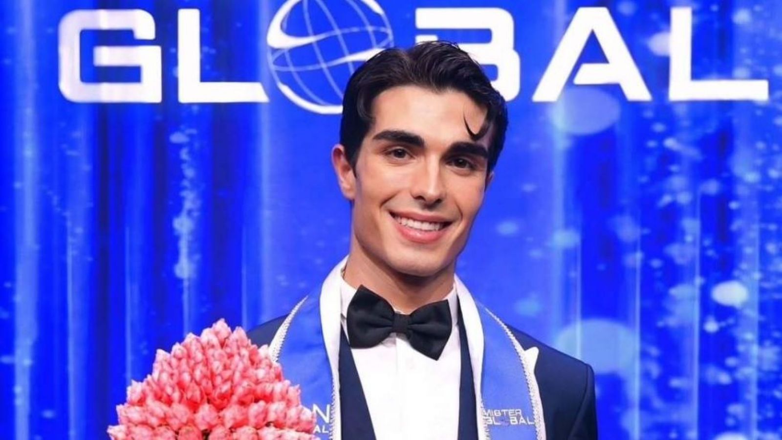 Cinco participantes en el concurso "Mister Global 2025", certamen internacional de belleza masculina.