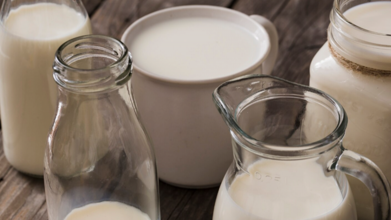 Experto aclara los "mitos" que existen sobre la leche entera o descremada

