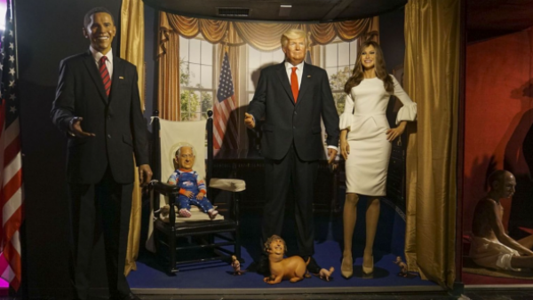 Artista chileno protagoniza polémica obra en museo de Madrid: Netanyahu como Chucky y Milei de perro
