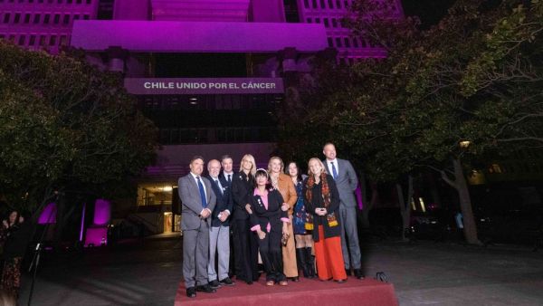 Fundación CARE ilumina por cuarto año consecutivo el Congreso Nacional en el Mes del Cáncer de Mama