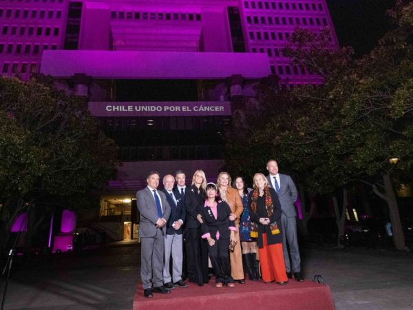 Fundación CARE ilumina por cuarto año consecutivo el Congreso Nacional en el Mes del Cáncer de Mama