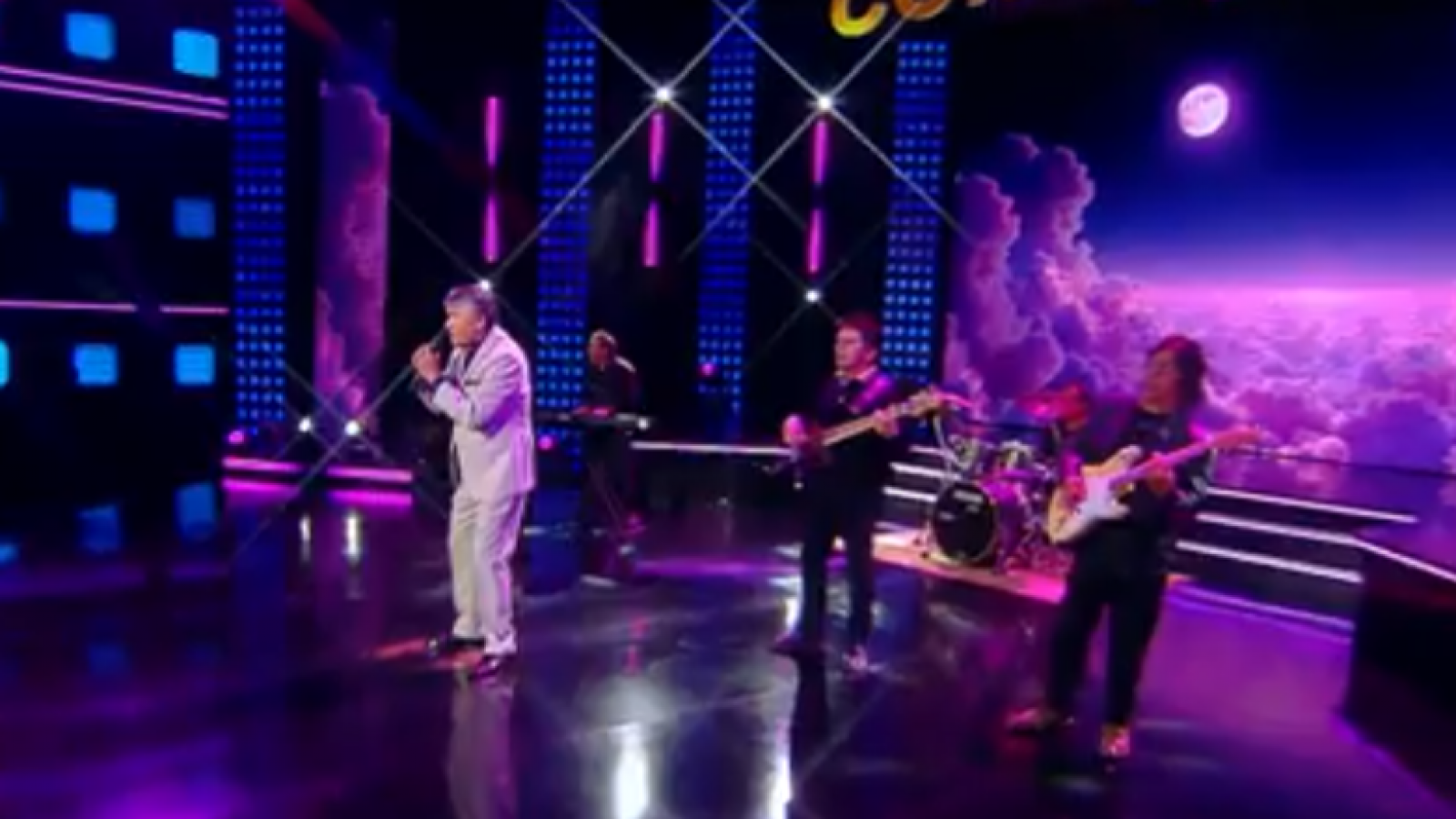 Iniciamos la noche con todo el romanticismo con la voz de un ícono: Salvatore Adamo
