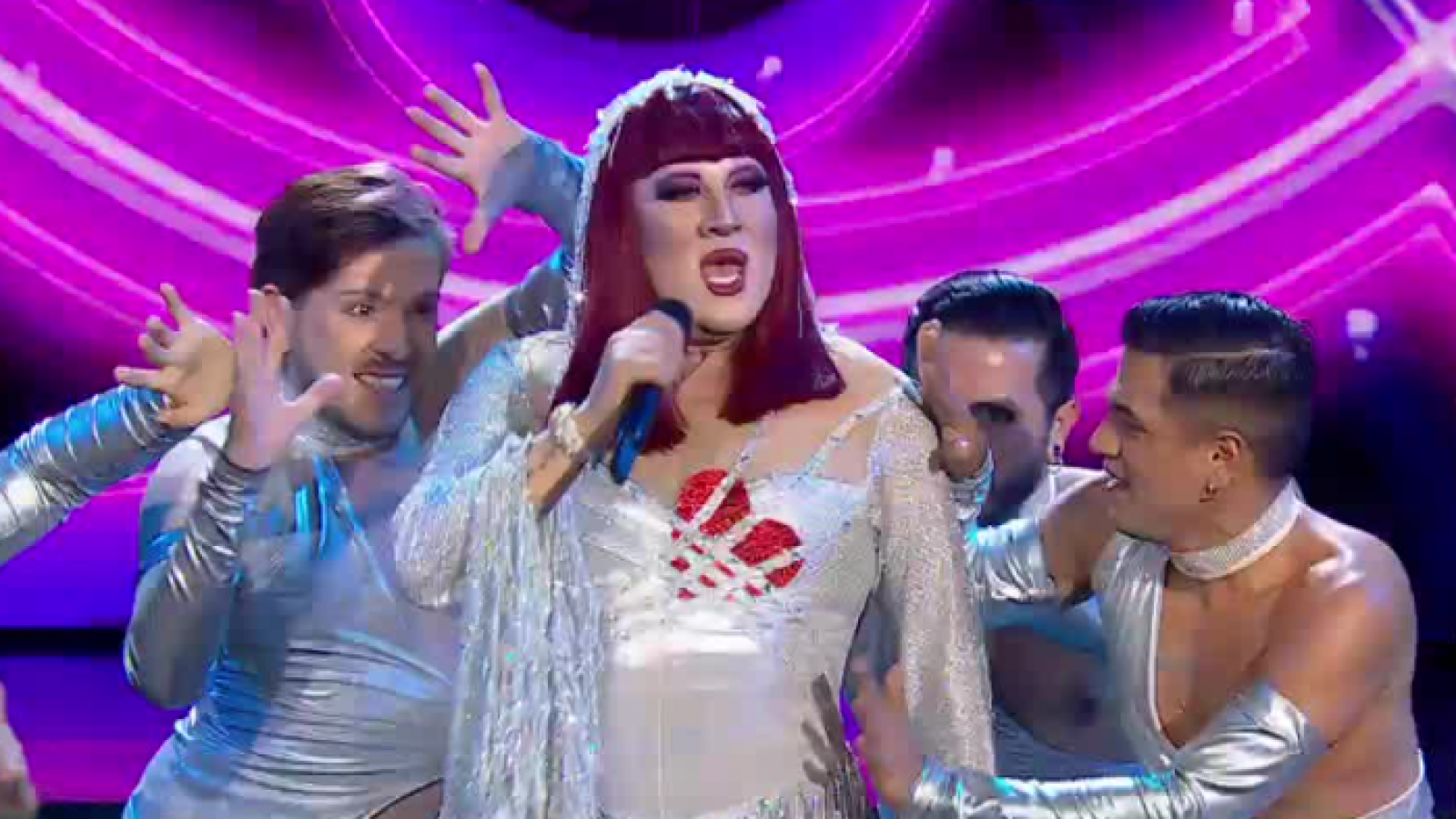 Cher: una explosión de energía y glamour en Mi Nombre Es
