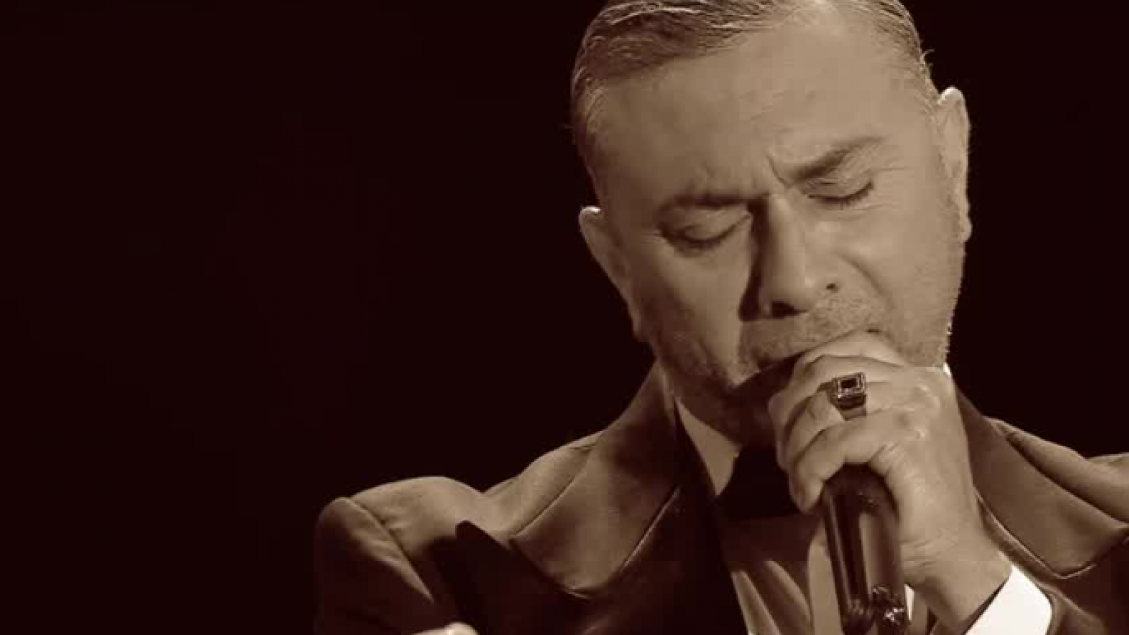 "Sus ojos se cerraron": el profundo dolor en una canción de Carlos Gardel
